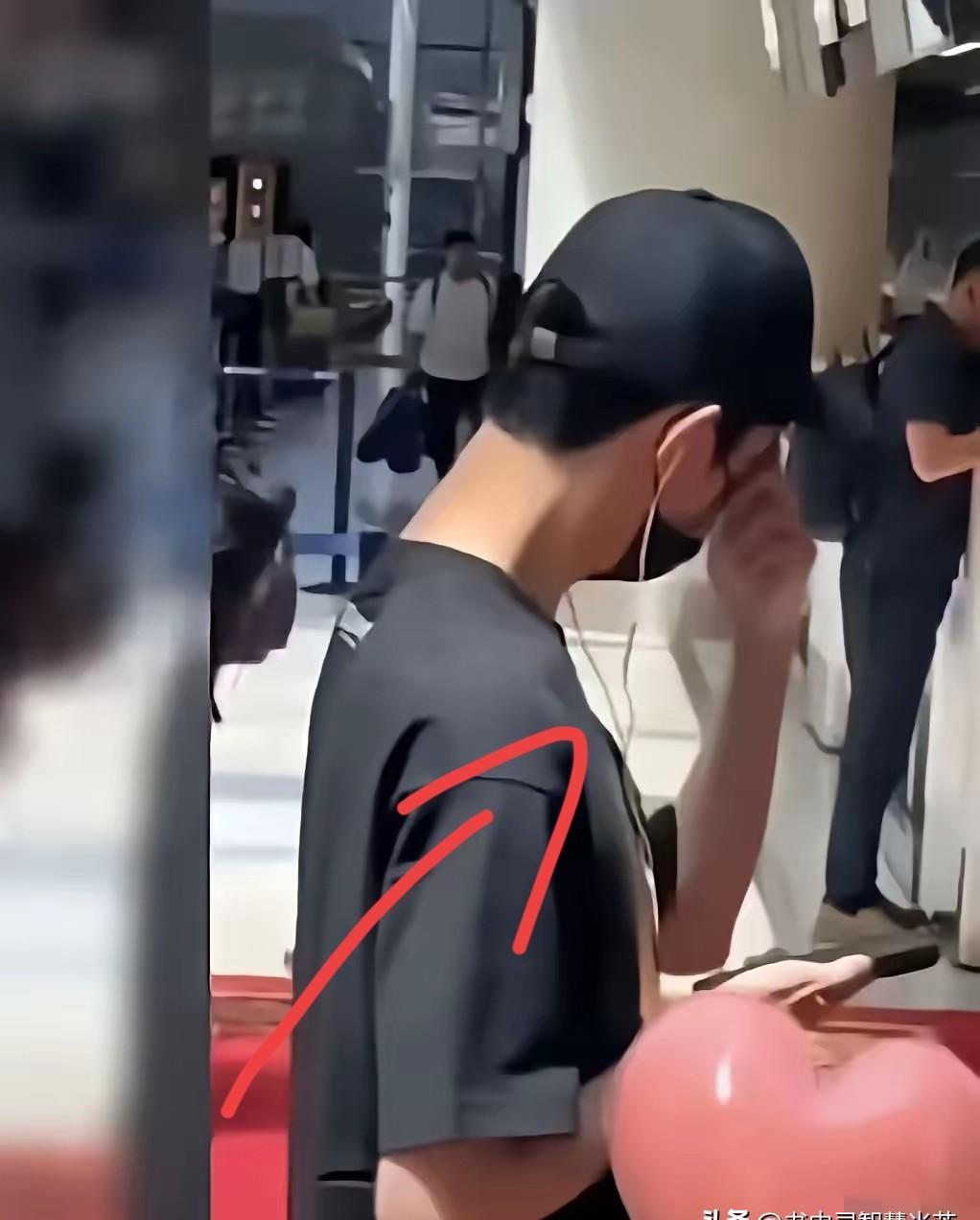 那天他低头快走，口罩遮了半张脸，身后七个人，举着手机，像追着落单的猎物。
不是粉