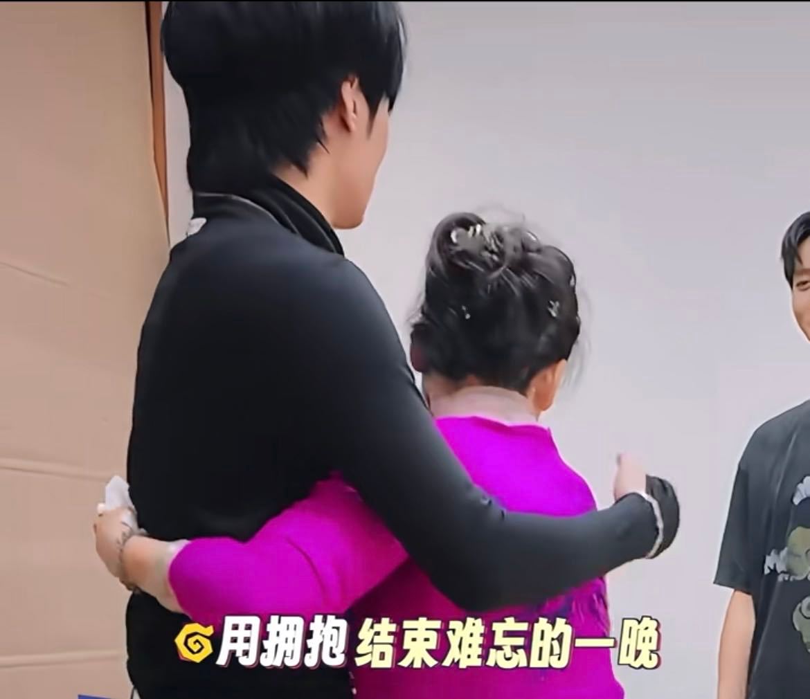 被邵子恒的反差萌到了！开箱时是暴躁小老虎，道歉时是乖巧小奶狗。虽然踢箱子把何赛飞