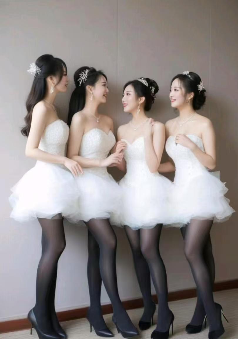 和仨闺蜜拍小白裙礼服照，原以为美出圈，结果笑到摄影师罢工！
 
谁懂啊！和仨闺蜜