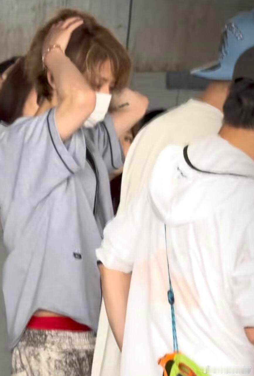 鹿晗：头发保住了裤子没保住鹿妈妈要求穿的不准笑他！ 