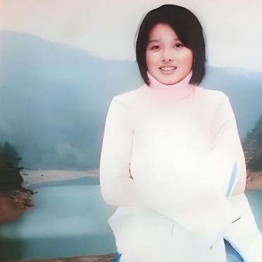 2004年，福建女大学生蔡伟娟在校园里“凭空蒸发”。为了找她，原本家产千万的富豪