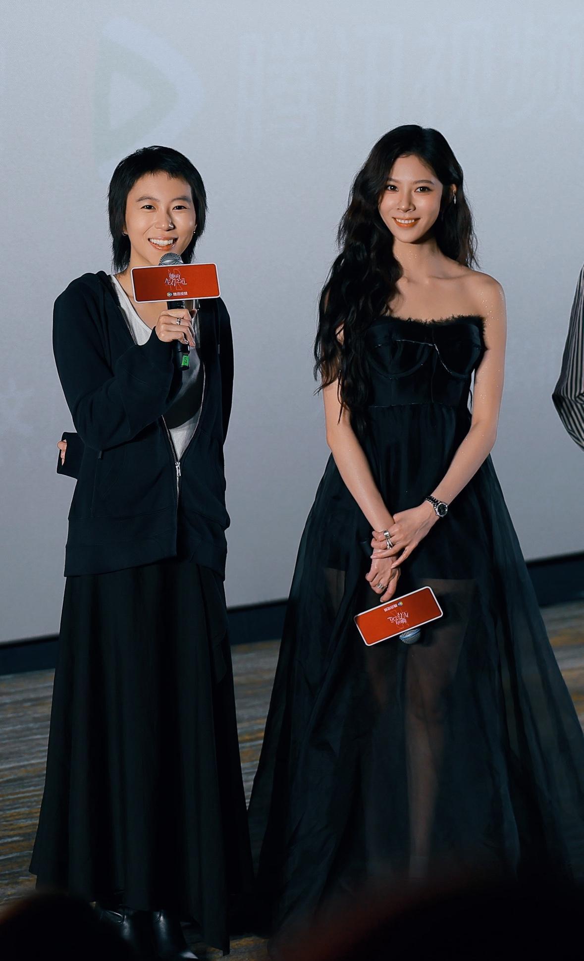 俩人遛狗像打卡，帽子同款，外套配成情侣装，拎包自然得像过日子。
不官宣，也不躲，