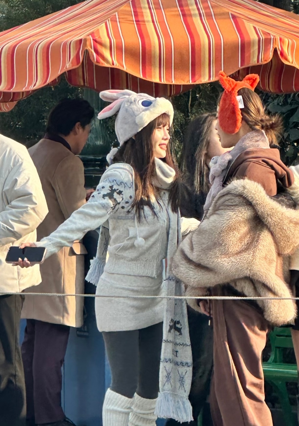 网友在迪士尼偶遇李小璐，好甜美！旁边是冉莹颖。 