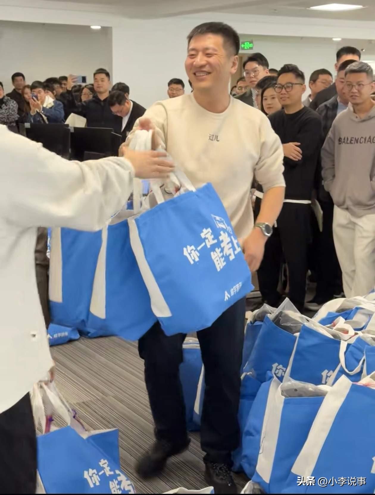 真没想到，
张雪峰对员工能好成这样！
 
我有个远房表哥，就在张雪峰公司上班。