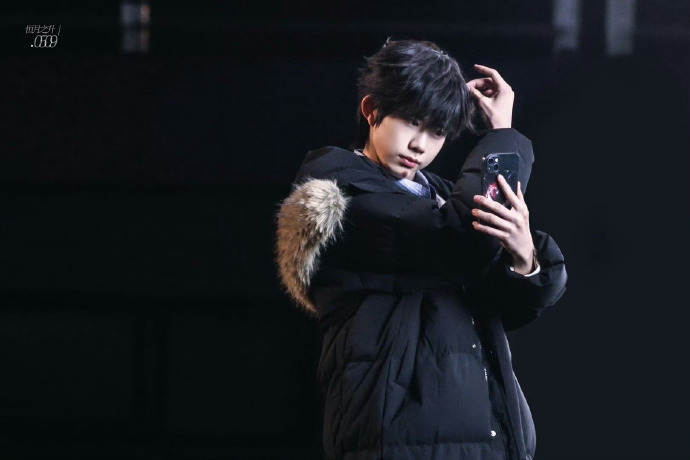 陈奕恒卷毛 卷毛yyds！陈奕恒这头小卷毛简直是萌系杀器，每根发丝都在散发可爱气