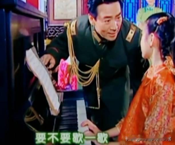 心萍八岁时就有了钢琴，还有骑马装；
依萍二十岁时也有了钢琴，也有骑马装；
如萍十