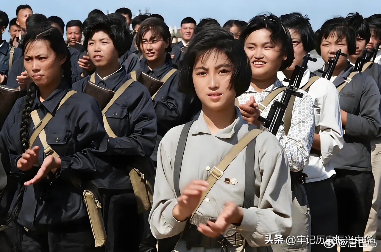 这是一张1965年拍摄于上海的经典老照片，记录了那个年代的女民兵风貌。姑娘们眼神