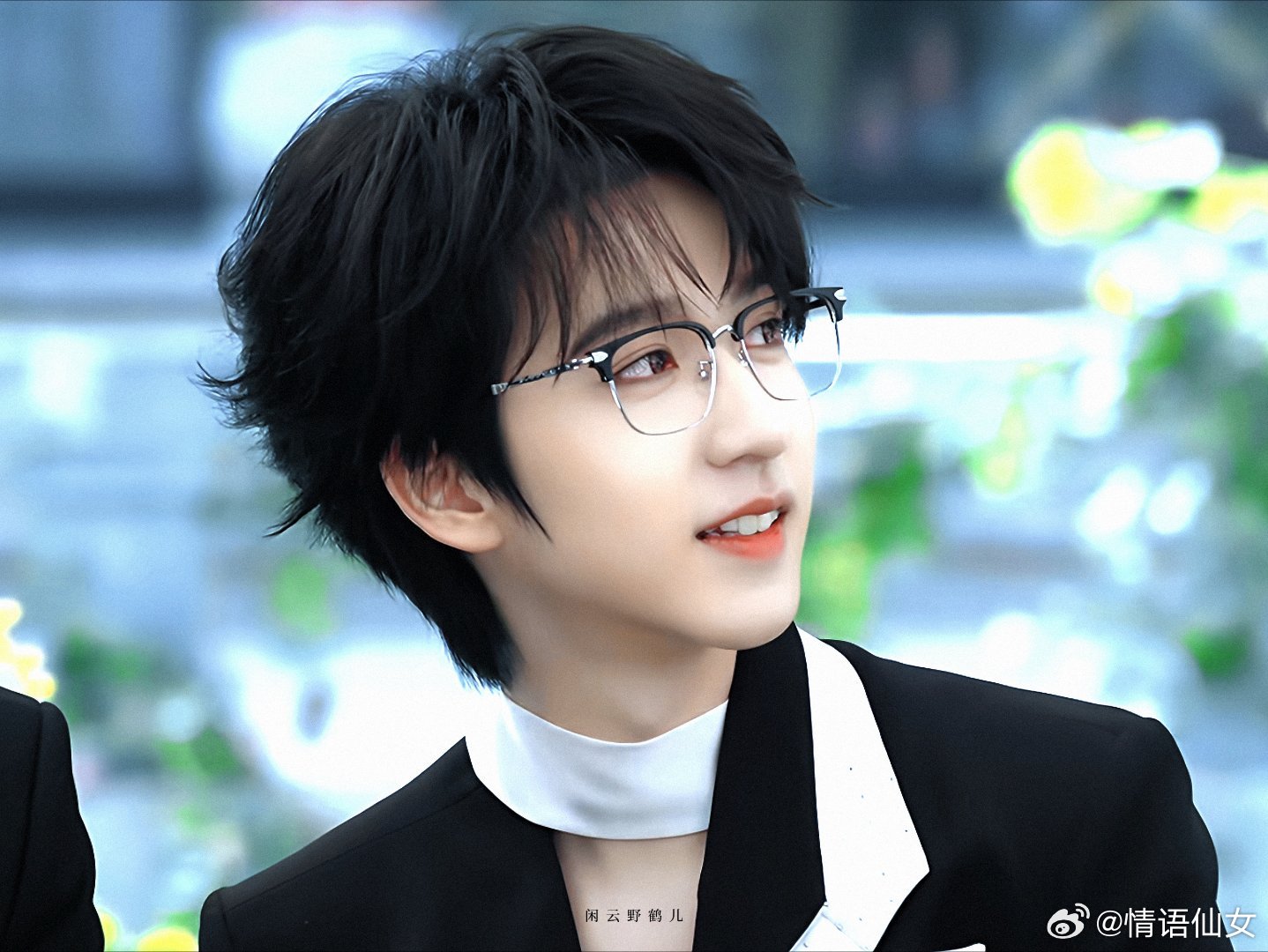 贺峻霖演爽了吧，看完短片彻底被贺峻霖折服，合身西装搭配清冷神情，矜贵强大的气场一