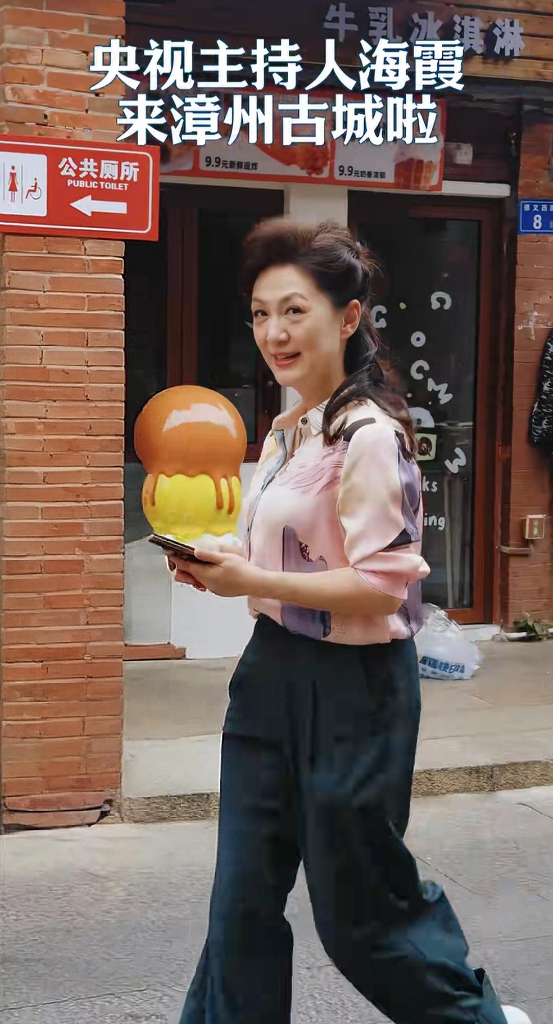 1993年，21岁的海霞扎着马尾辫走进央视，亮相《晚间新闻》惊艳多少人。在央视三