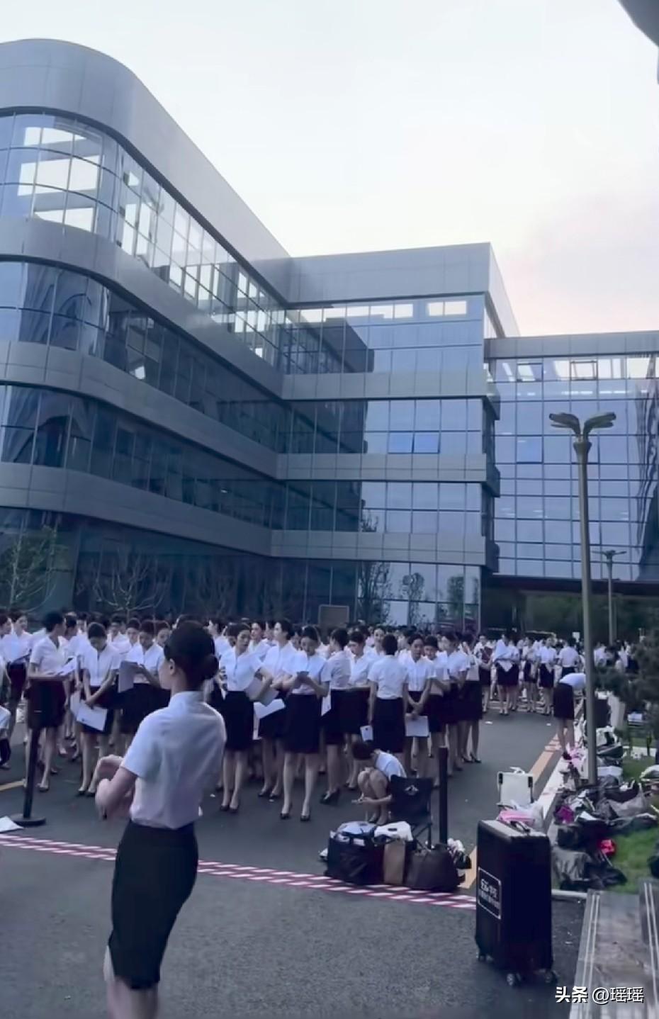 前年我弟女朋友进面试，中间人要十万包过