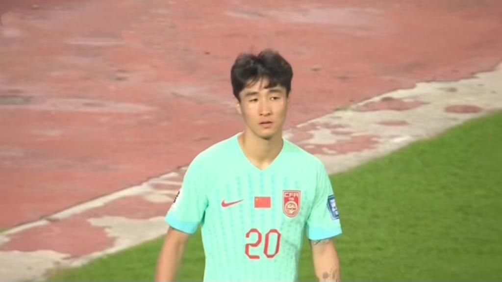 2-1，国足逆转抢出线主动权，韦世豪mvp表现，替补两将制造进球
国足2-1逆转