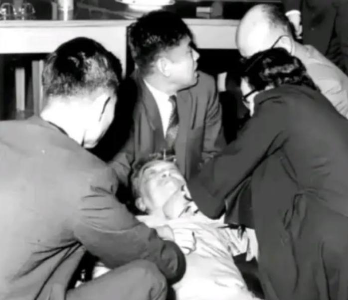 1962年，一代文豪胡适竟被人用一句话给“活活气死”！当时胡适正在一场酒会中致辞
