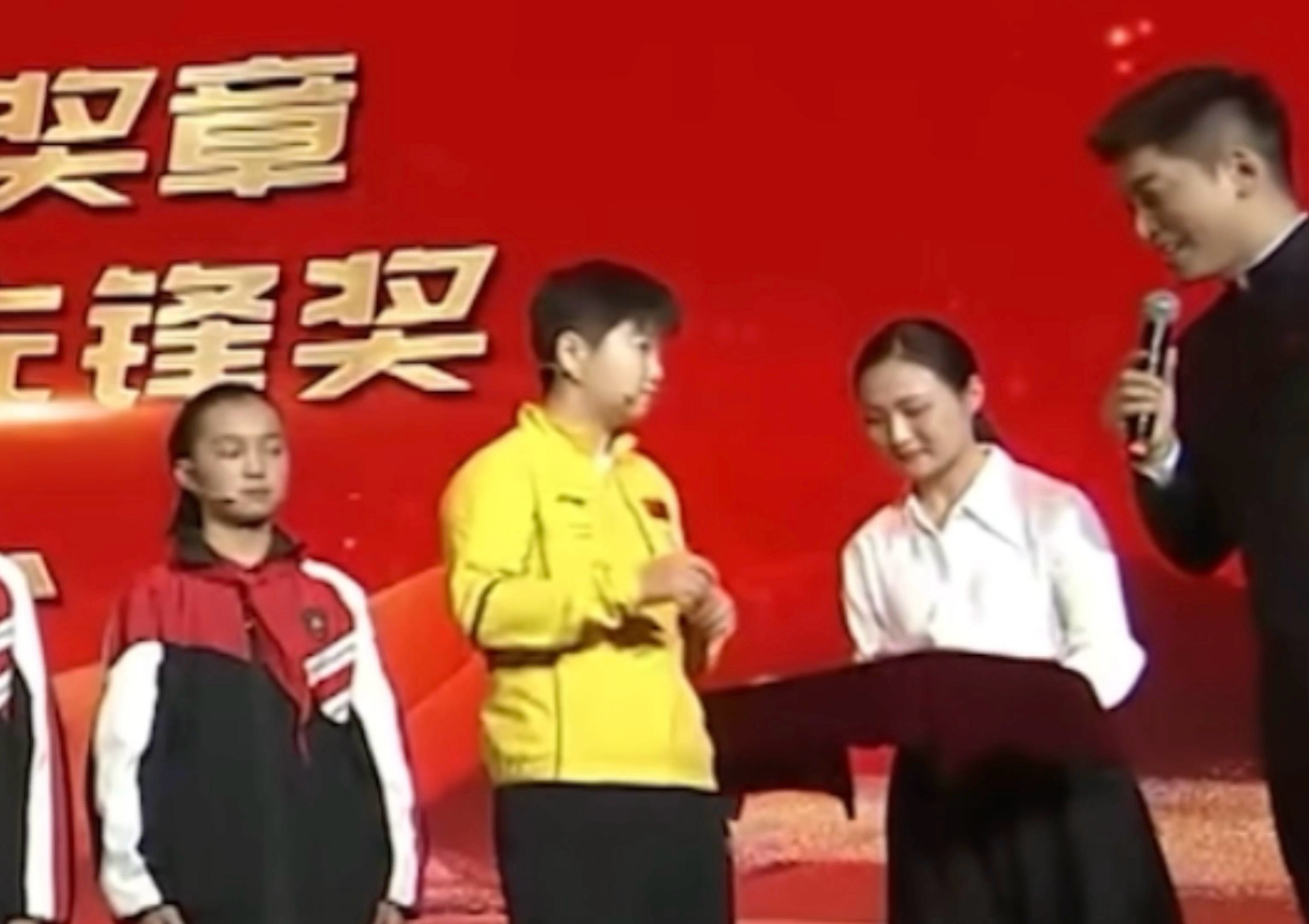 “嗯？？”给我们妹妹愣住了😧“加油！！！”小莎那tree tree 的声音哟～