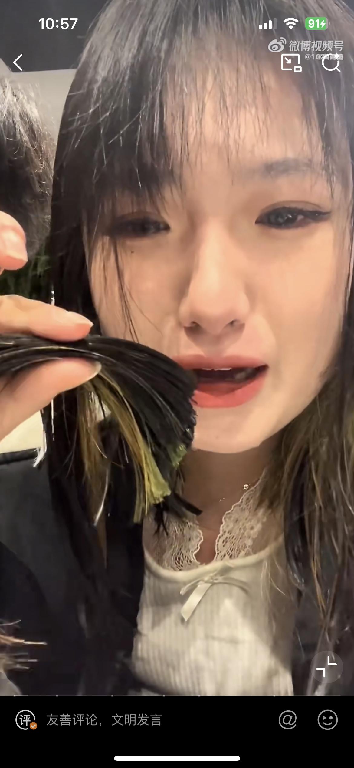 小仙女剪头还自带摄影师，剪不好就让理发师摊上事了。这个小仙女边剪头，旁边还架了摄