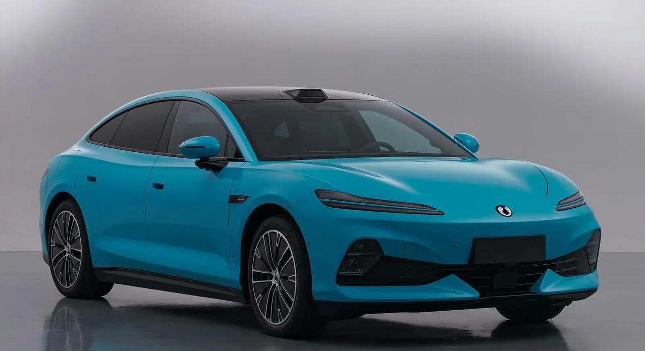 腾势全新轿车申报图曝光，车尾悬挂“腾势Z9S”标识
新能源 中大型轿车
采用全新