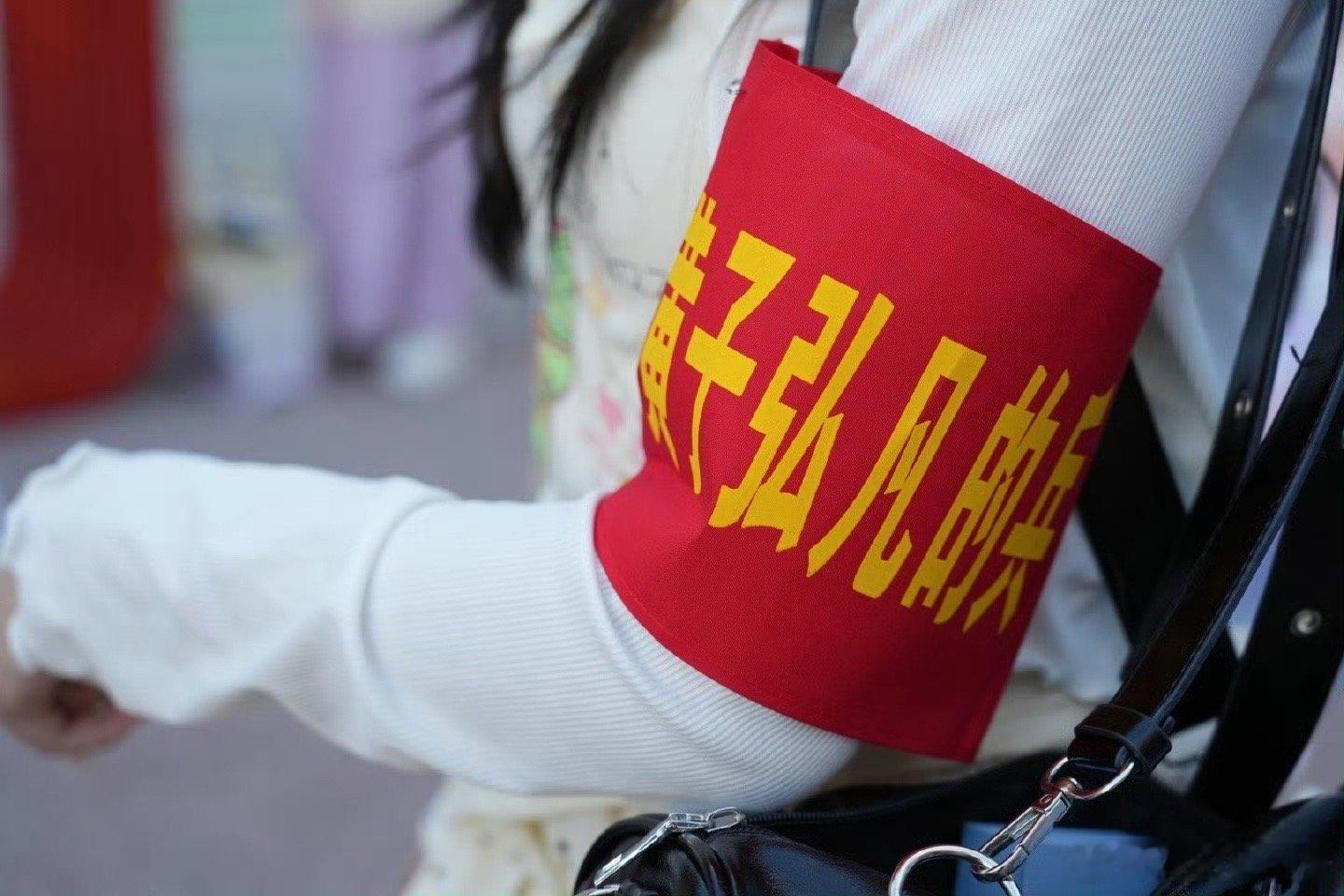 黄子弘凡粉丝应援有多抽象黄子弘凡一次抽象换来一生抽象别人举荧光棒，他们挥着彩色塑