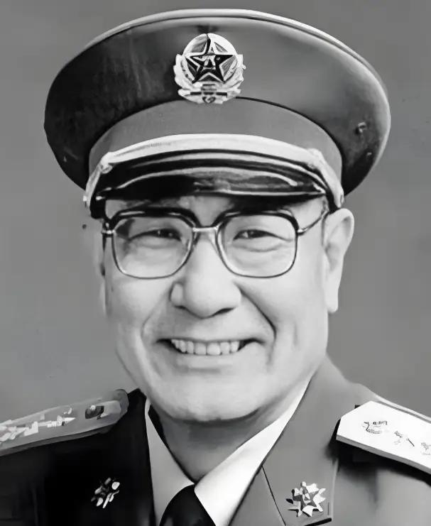 1948年，在沈阳战俘营内。一位16岁的国民党俘虏泪眼摩挲地往人群后头缩，想要领