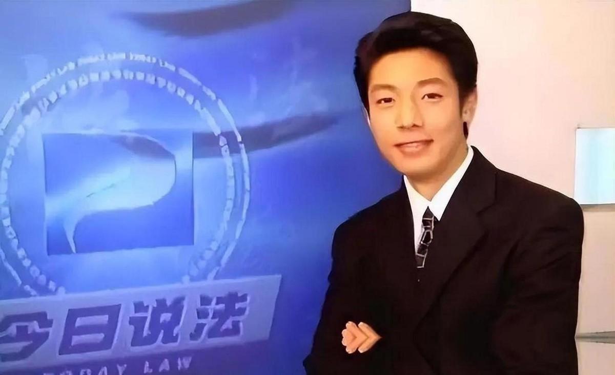 想象一下这个让人脚趾抠地的求职名场面：你兴冲冲跑去全国最高级别的电视台面试，结果