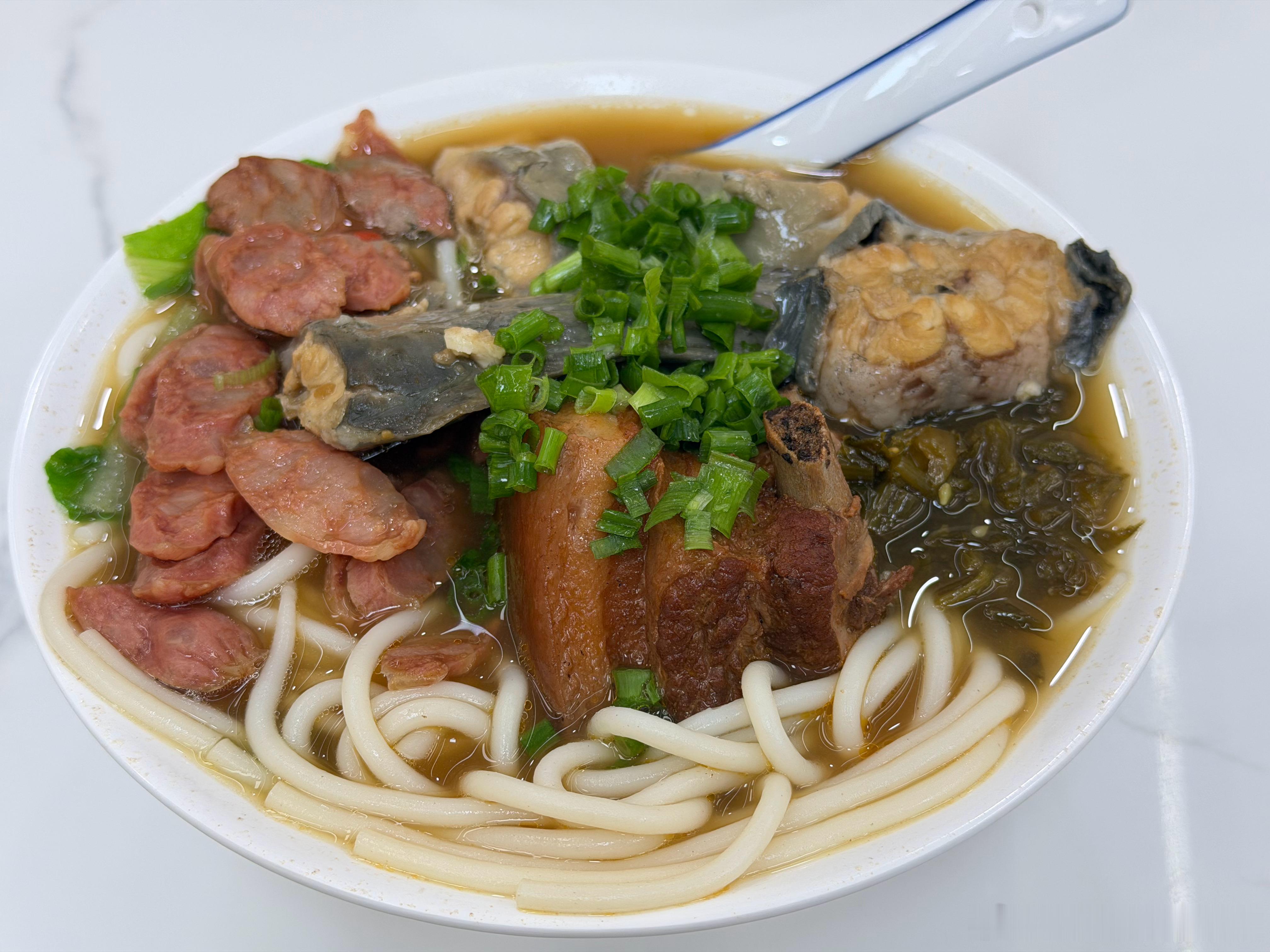 50块吃这么一碗粉你觉得贵吗？超大一碗…三个浇头四段鳗鱼+一大块仔排+香肠 