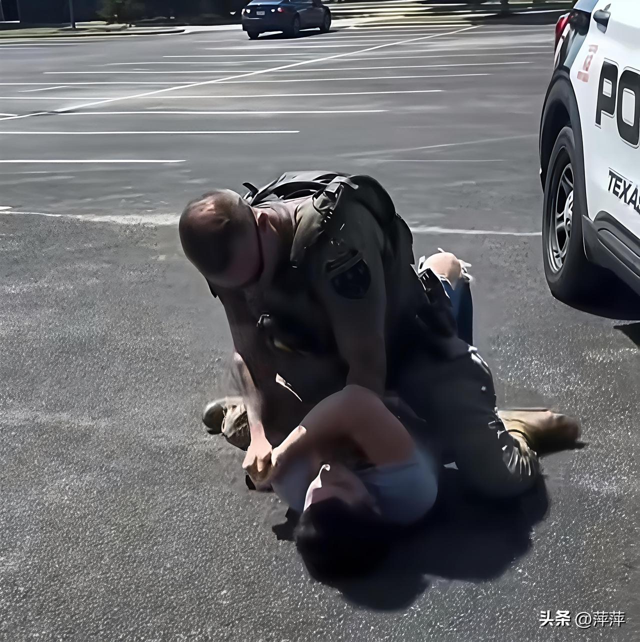 美国ICE执法把公民按在地上用暴打。