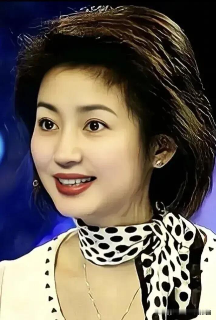 女人每个时期美的都不一样，看看这位主持人年轻的时候是真美啊，颜值比刘芳菲还要高。