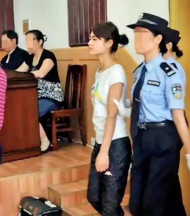 2009年，这是"烈女"邓玉娇法庭受审的照片，她面容清秀、高挑瘦弱，谁知她竟能反