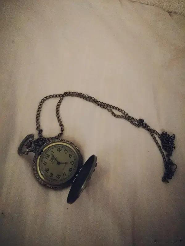 这世间，让人难以释怀的，一是执念，二是遗憾。执念就像未引爆的铀矿，躁动不安，它不