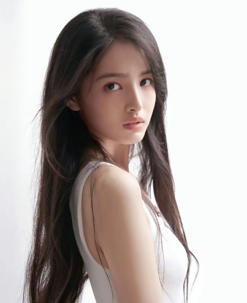 为什么她会成为新的星女郎时隔整整8年，星爷终于官宣全新星女郎，19岁素人雪野惊艳