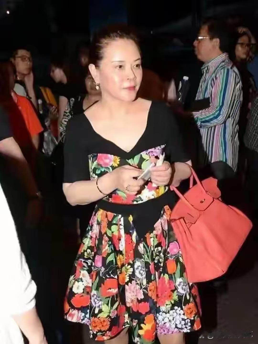 孙俪妈妈年过六十依旧活力满满！日常打扮得精致亮眼，时髦感丝毫不输明星闺女，这份对