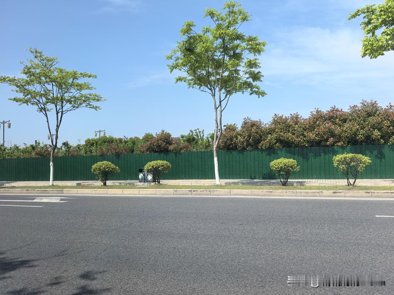 今天五一，阳光灿烂，太适合出游了。
因为儿媳在上海加班，我们大家庭6人，两部车，