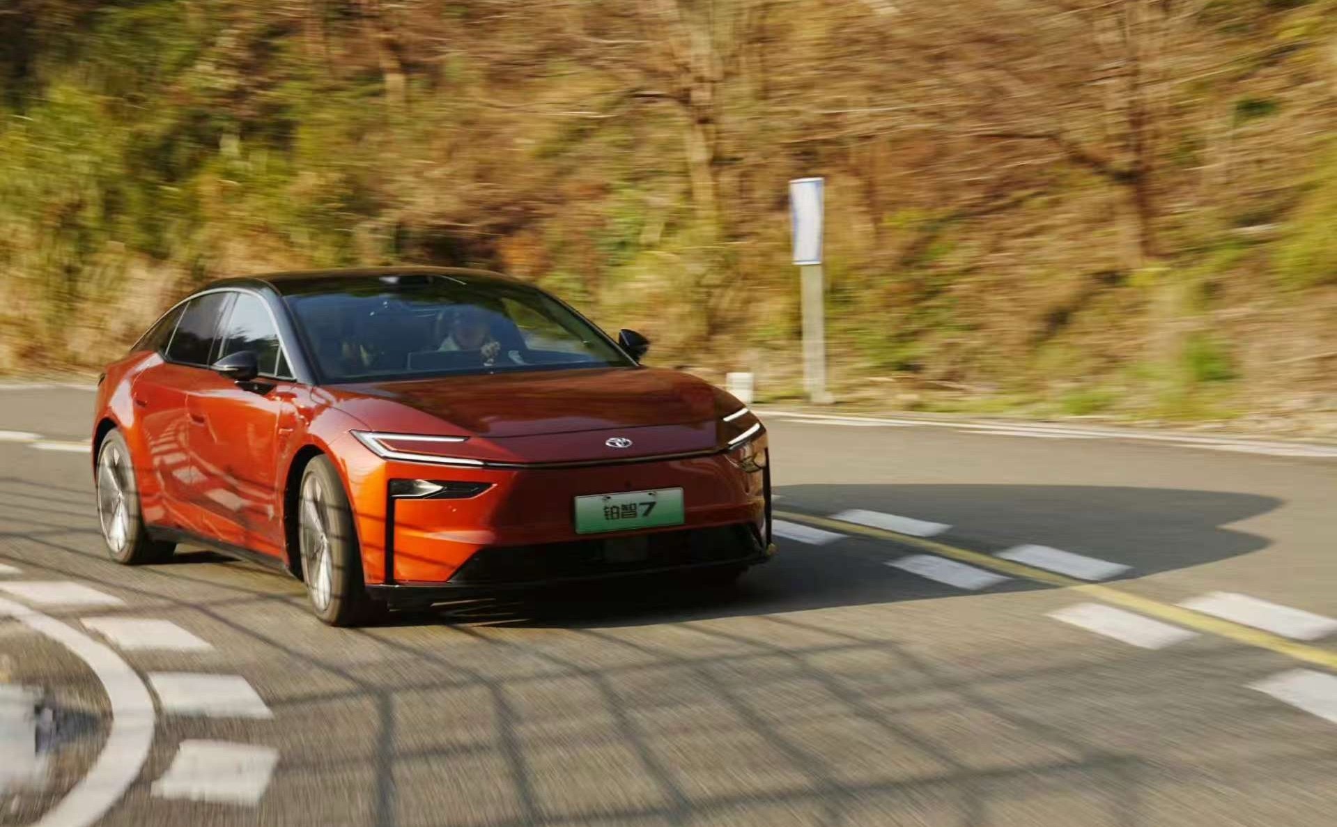 铂智7首测释放了一个关键信号：20万级纯电轿车的竞争，正在从“堆配置”转向“调底