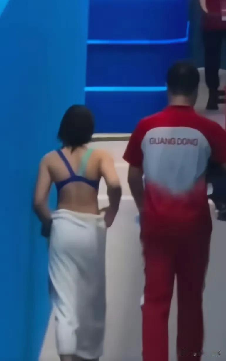 14岁的全红婵

给所有运动员提了个醒

不是因为比赛输了，也不是因为名次掉了，