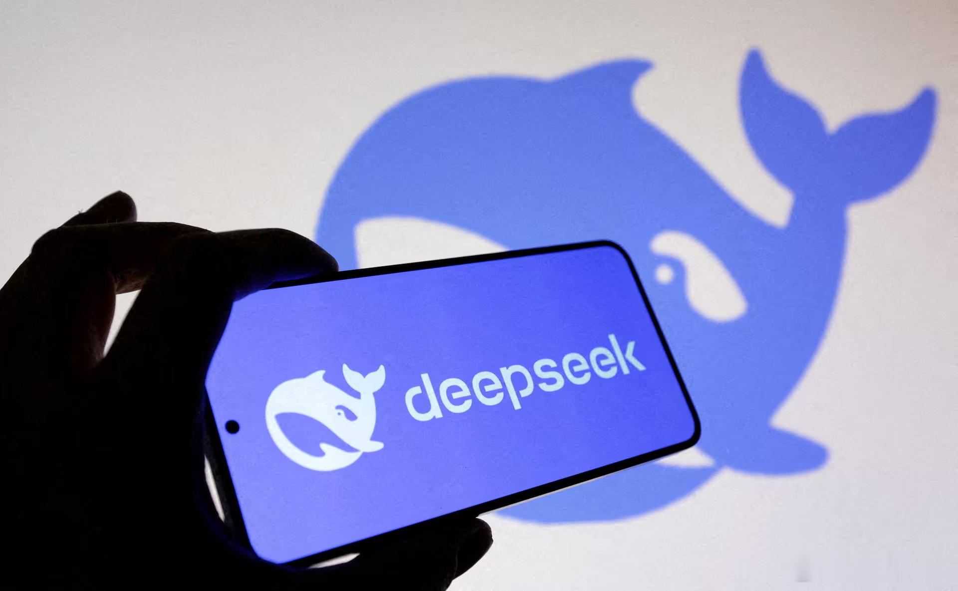刚刷到 DeepSeek V4 正式版灰度了，20 号左右开始推的。曝DeepS