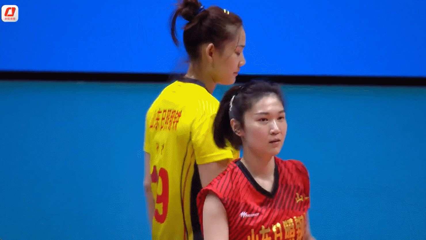 山东队2-0（25-19/25-23）上海队一波三折的一局……上海队开局领先被反