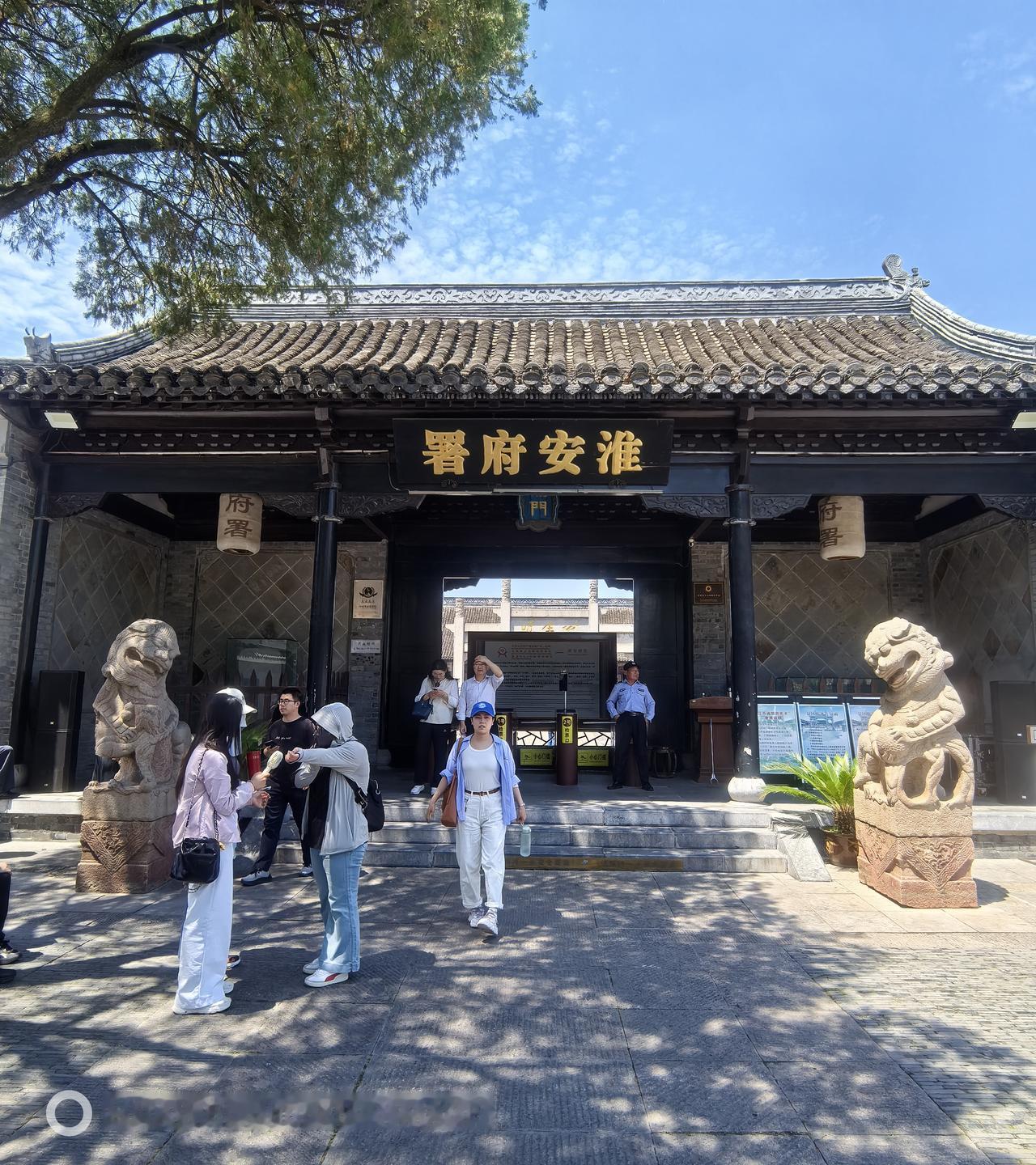 从淮安府衙的萧何祠到李毓昌的故事，说到底都是守着自己的一亩三分地办实事——不用喊