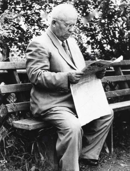 谁能想到，这个孤独的老人曾经是苏联的领导人。于1953年至1964年，赫鲁晓夫在