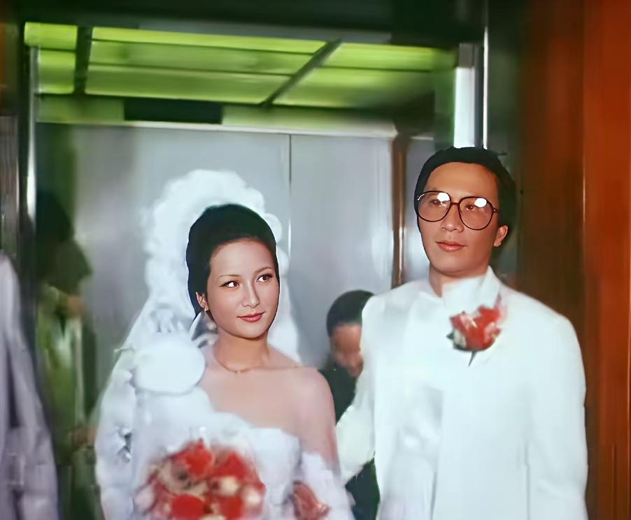 回看1979年谢贤与狄波拉世纪婚礼影像，不由得满心感慨。
当年婚宴轰动香港，豪车