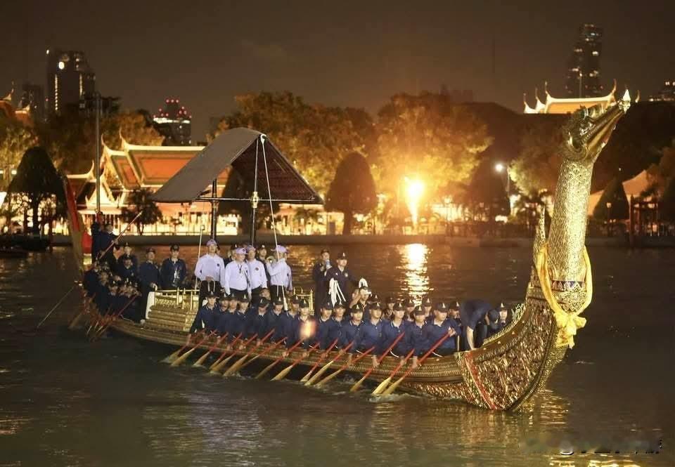 🇹🇭【皇家御舟“素攀纳鸿号”启航！泰国海军启动御舟巡游准备工作】

泰国海军