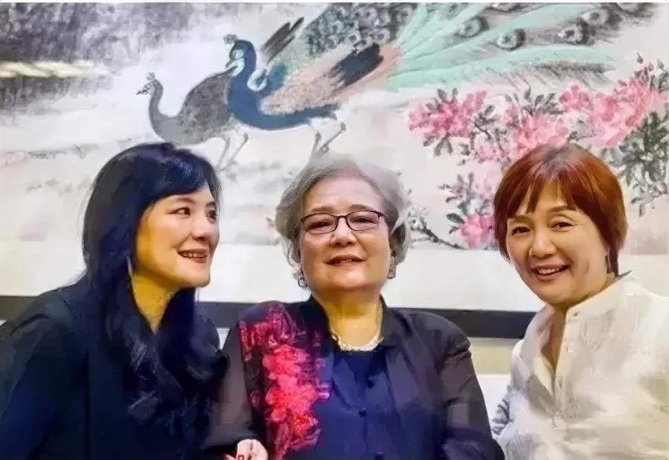 老人气度不凡，90多岁的人了，依旧美丽优雅，身份地位都不低，不是一般人能比的。两