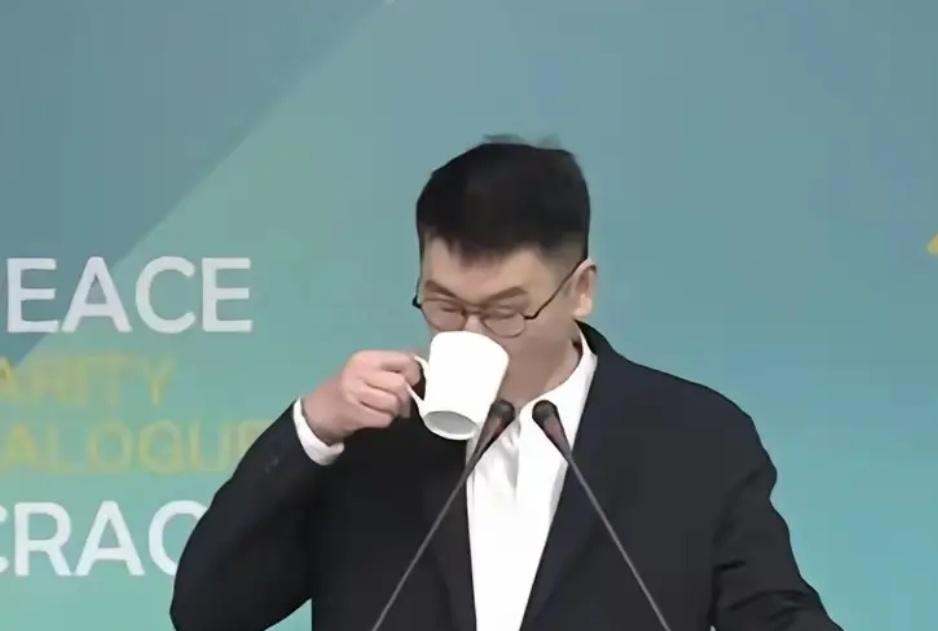 台湾地区区桂芝老师针对台湾当局“军购案”说，台湾人就是中国人，只要台湾当局承认两