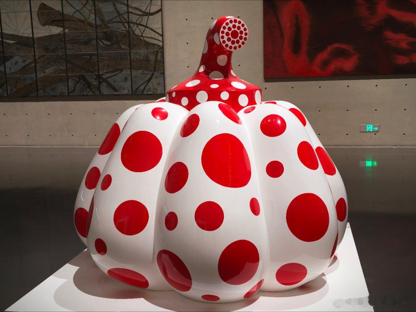 上海龙美术馆展厅里展览现代艺术作品，观众寥寥无几，门口则是很多人拍着大队给美女拍