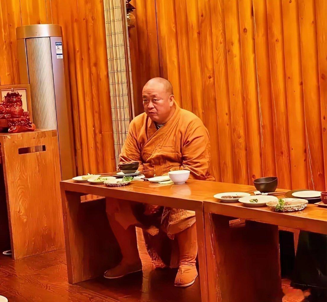 有个疑问，目前释永信的戒牒被注销。那么法律上他就不是和尚。那么，他如果蹲监狱是吃