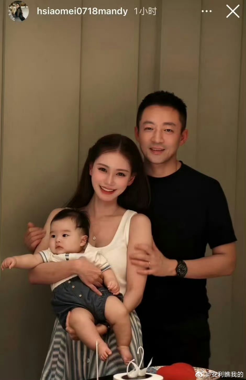 马筱梅晒一家三口合照汪宝也太可爱了吧！白白胖胖的小脸蛋，乖乖靠在妈妈怀里，这基因