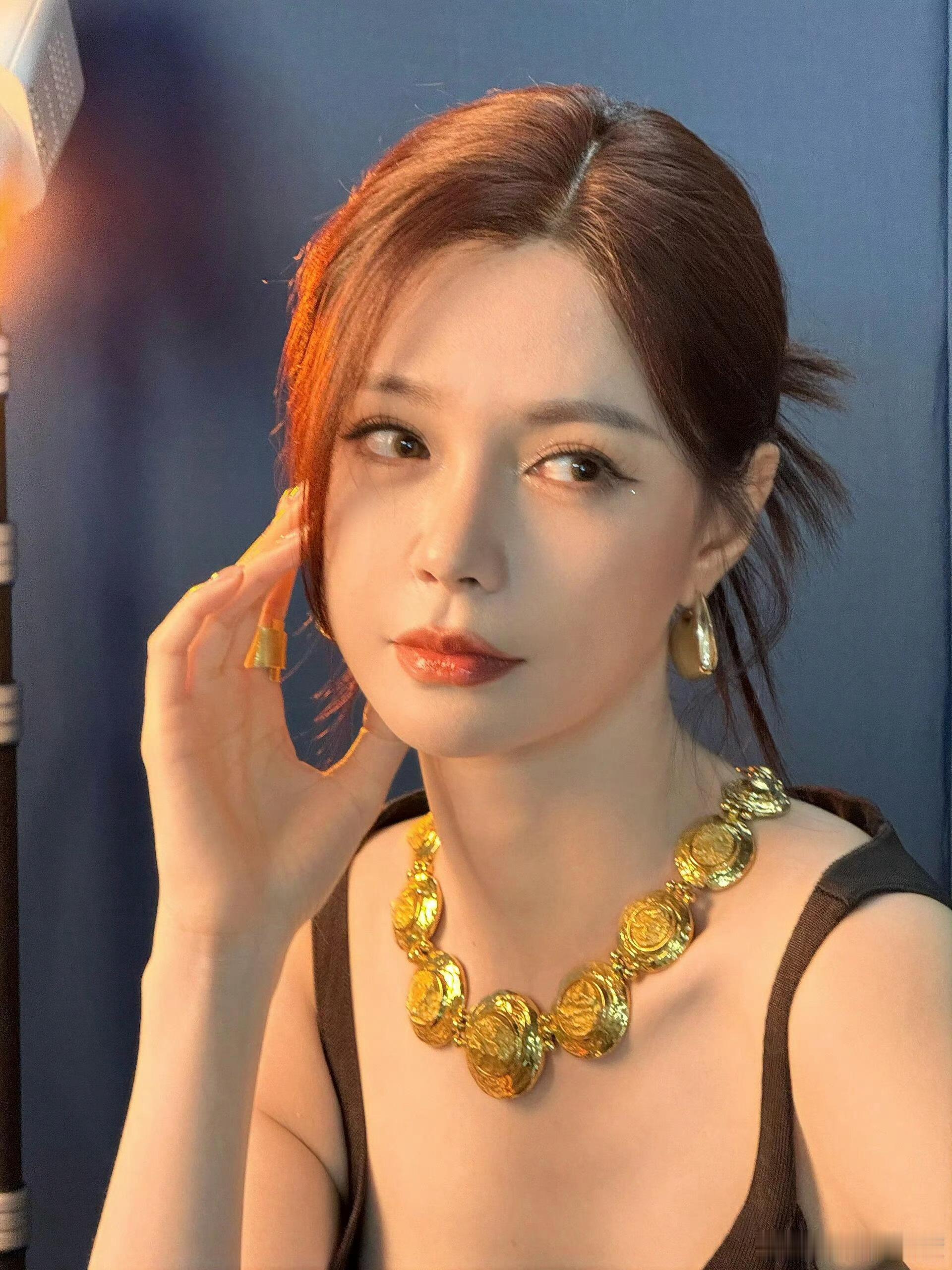 沈梦辰怎么美成这样沈梦辰教会我们：美不必刻意雕琢。自然的笑容、酒脱的姿态，藏着对