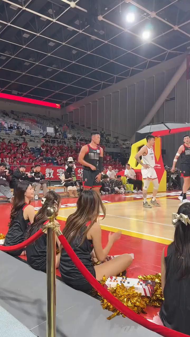 屁股都直到二里地外去了。