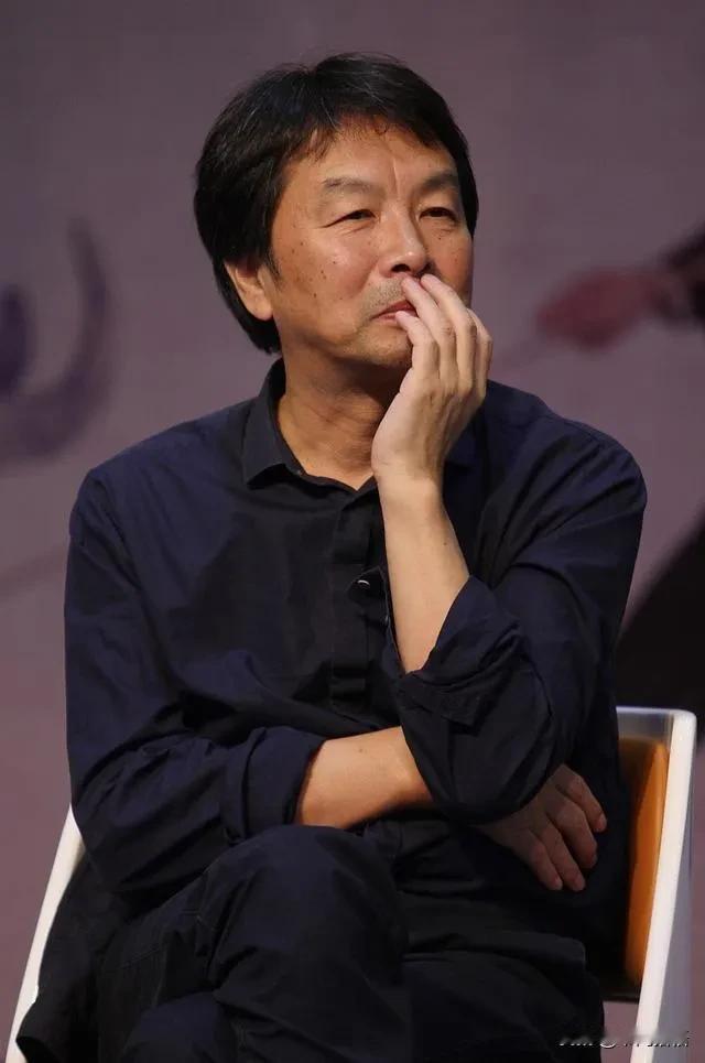 刘震云曾说：“虚伪者热衷合群，真诚者偏爱独处。少和人缘太好的人走太近，人缘好与人