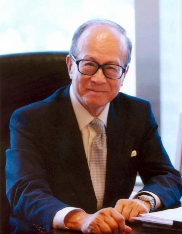 李嘉诚：为什么说民营企业老板不是在监狱里，就是在走向监狱的路上？
因为从老板成立