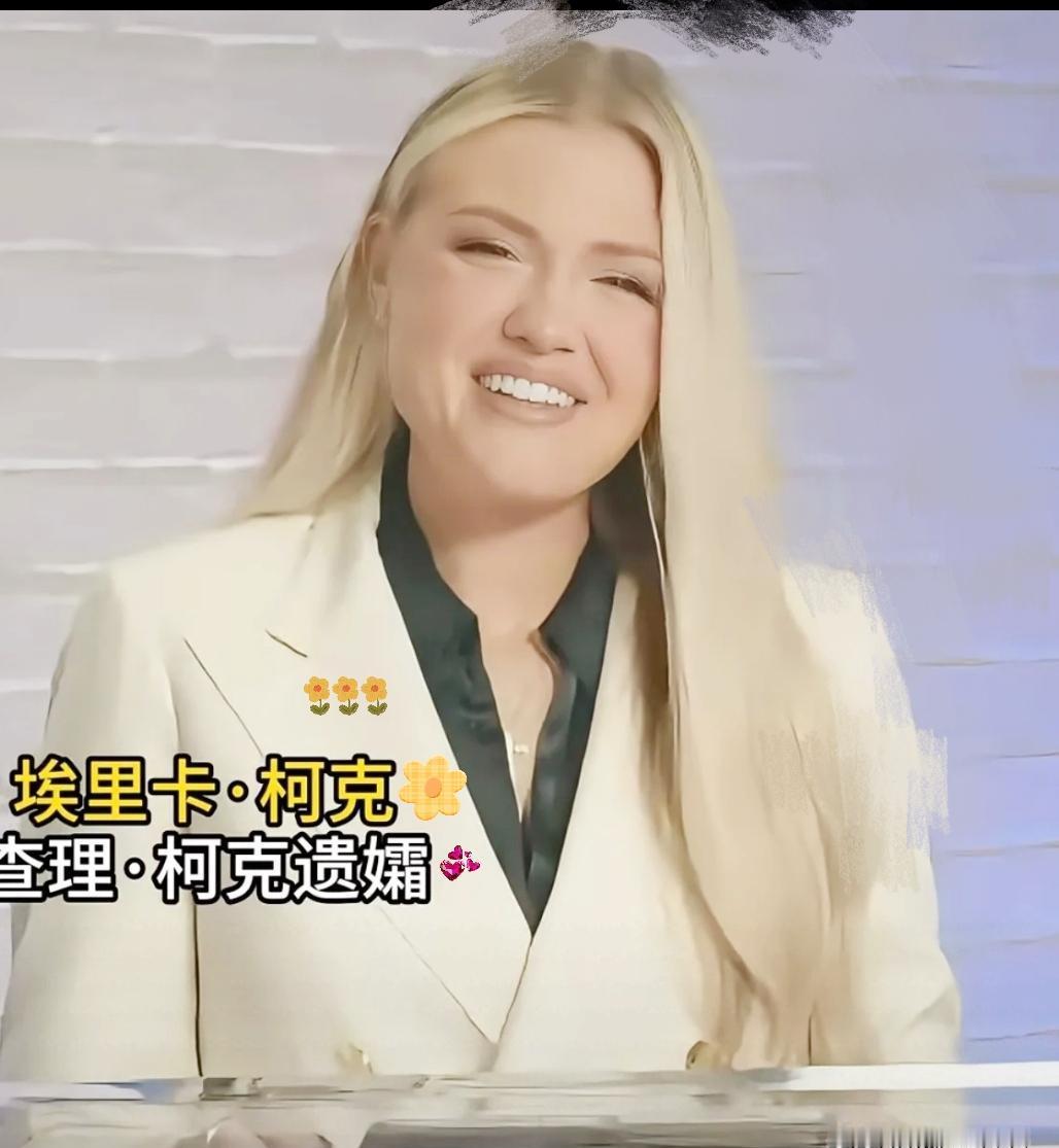艾莉卡穿白西装？
那叫统一着装。
“美国转折点”早发通知：红白蓝，不准黑。
不是