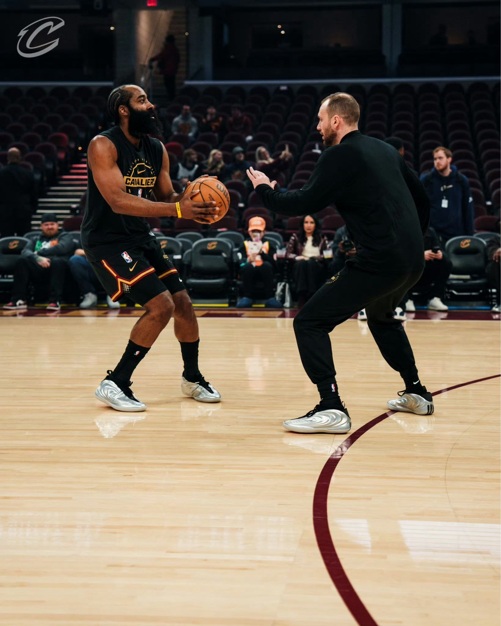 真会来事！哈登也给骑士工作人员安排了自己同款球鞋