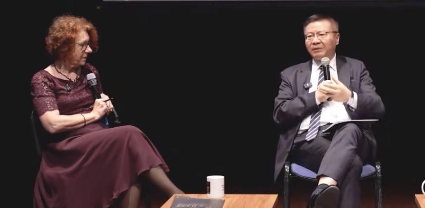 张维为：印度学者说中国崛起是假的！张维为的反应不是愤怒反驳，而是“笑了”。
  